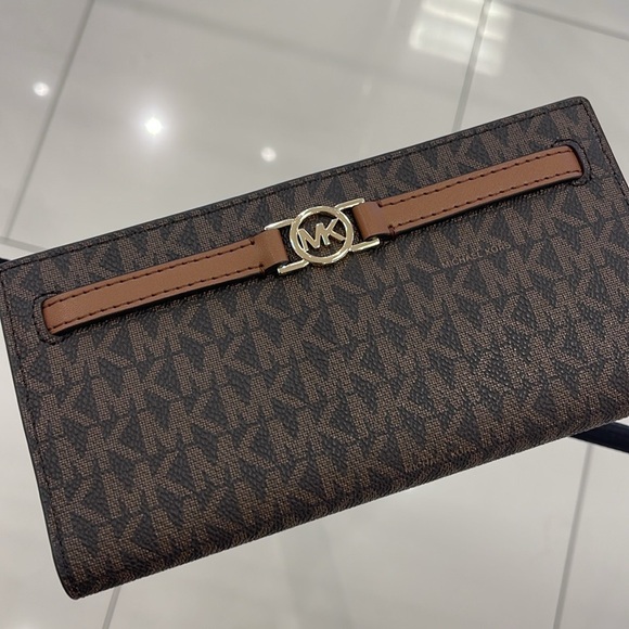Michael Kors Reed Large Bifold Signature Snap Wallet Card Case 
Brown 
NWT - Picture 15 of 16